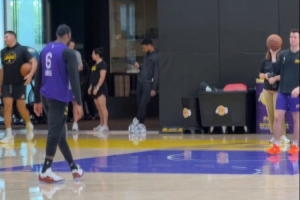 欢迎回归！詹姆斯全程参加湖人训练 并留下来加练三分及罚球