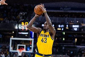 针锋相对！西亚卡姆首节三分3中2得到8分2板 邓罗三分5中3拿9分