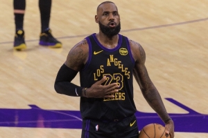 詹姆斯首秀打＞21分钟且出手数≤7&生涯首次 使用率13.3%生涯新低