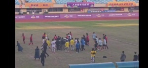 网传“徽青赛”爆发大规模冲突：双方球员打成一片，各种飞踢撕扯