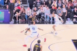 无缝衔接！詹姆斯先助攻艾顿空接暴扣 再助攻斯玛特空切抛投