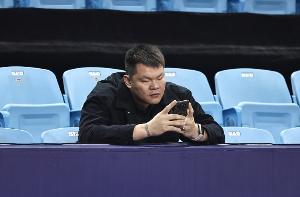 总经理正在热身？宏远球迷嘉年华队内三分赛 朱芳雨三分10中3略拉