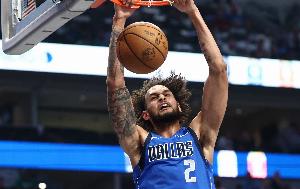 这么严重？Stein：独行侠中锋莱夫利可能会因伤缺阵较长一段时间