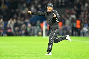 孔帕尼：戴维斯刚伤愈回归对葡体不太可能出场，未来他会发挥作用