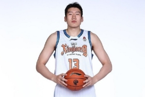 李炎哲晒定妆照：新赛季开始 我准备好咯 新疆男篮 猛虎下天山