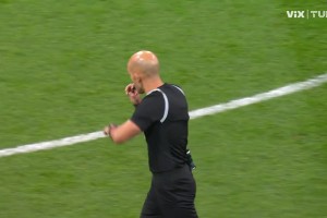 日本球员脱下球衣，这样退役的裁判可以给他们最后一张黄牌