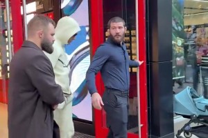 真的假的？包裹严实的“C罗”在洛杉矶引围观，球迷高喊：C罗